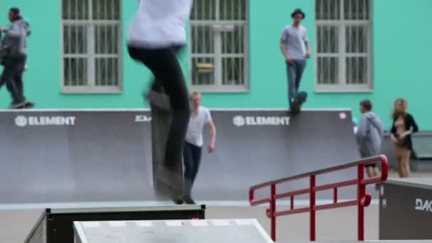 Skaters ride and make tricks — Stock Video