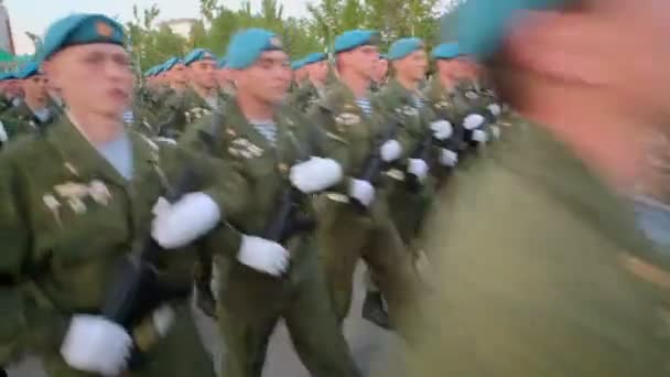 Des soldats marchent avec des fusils pendant le défilé — Video