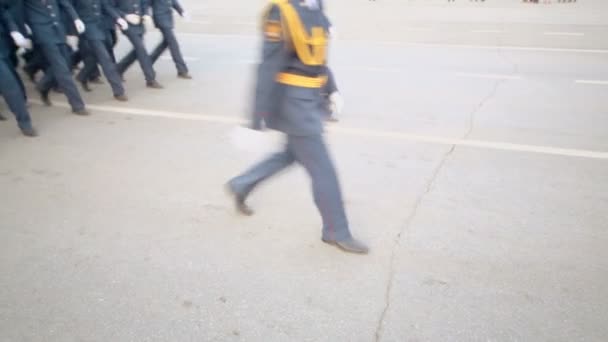 Soldaten marschieren bei Parade — Stockvideo