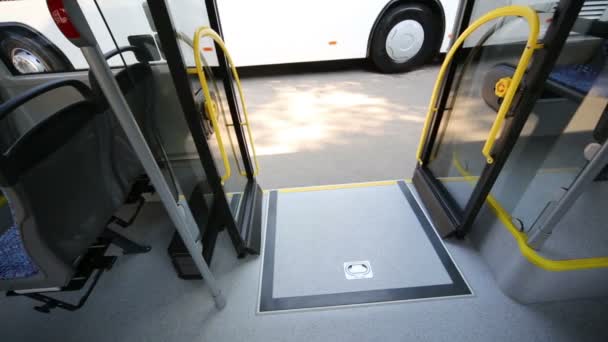 Rampa cerrada para silla de ruedas en autobús moderno — Vídeo de stock