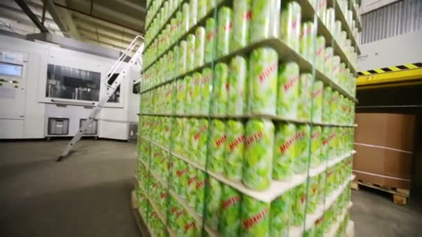 Hombre moviendo latas llenas de mojitos — Vídeo de stock