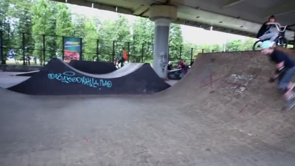 Los adolescentes viajan en patines y bicicletas — Vídeos de Stock