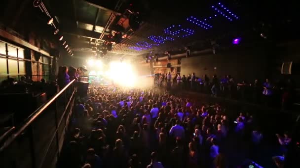 Ihmiset Arashin konsertissa lavalla — kuvapankkivideo