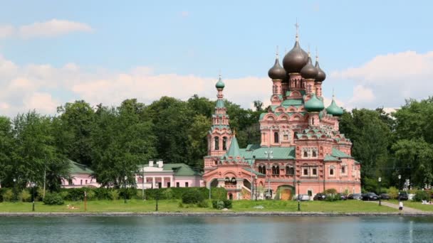 Templo da Trindade perto de lagoa em Ostankino — Vídeo de Stock