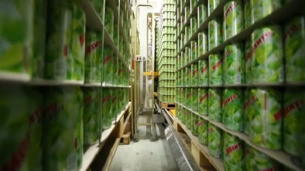 Latas de mojitos en almacén en fábrica de Ochakovo — Vídeo de stock