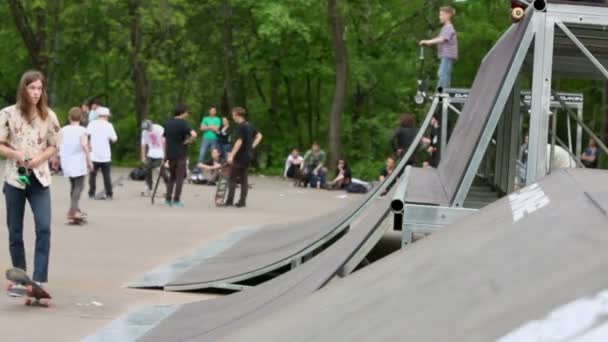 Patinadores paseo por rampas en skatepark — Vídeos de Stock