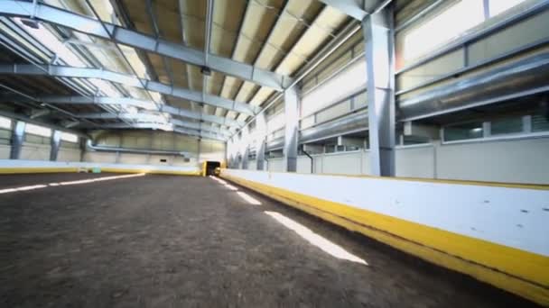 Hangar vacío de equitación interior — Vídeos de Stock