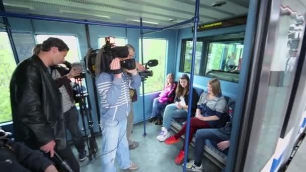 Passagiers en journalisten in vervoer — Stockvideo