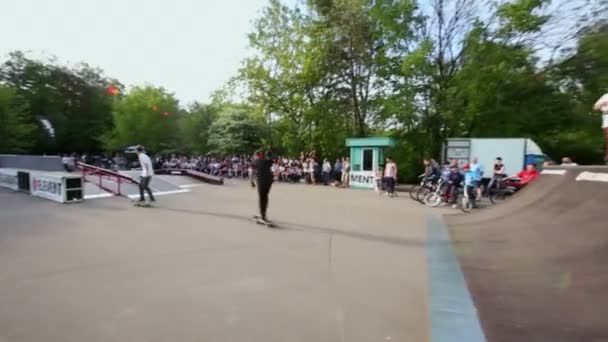 Skater realiza truco en skatepark — Vídeos de Stock