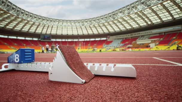 Blocos iniciais na pista de corrida para steeplechase — Vídeo de Stock