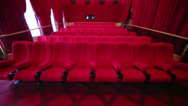 Saal mit roten Stühlen im Kino — Stockvideo