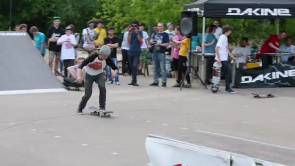 Skateboarders ride at opening of skatepark — Stock Video