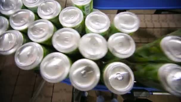 Muitas latas de alumínio vazias para bebidas — Vídeo de Stock