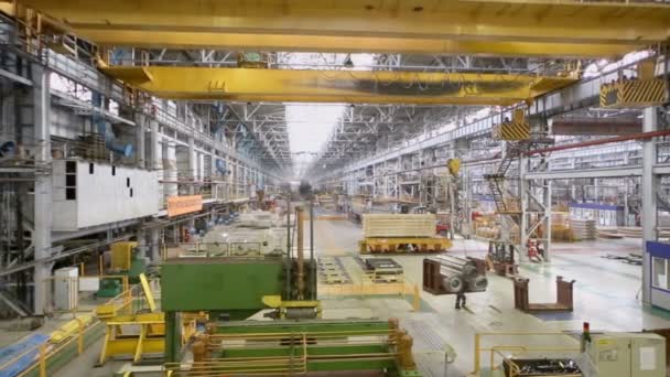 La grue déplace des rouleaux d'aluminium en atelier — Video