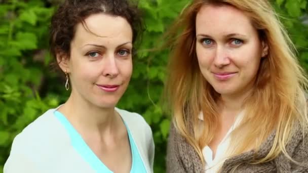 Deux jeunes femmes regarder et sourire — Video