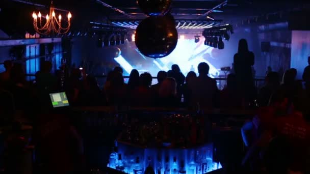 人们在黑暗中近酒吧 — 图库视频影像