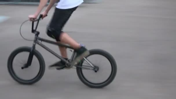 Garçon promenades à vélo par des rampes — Video