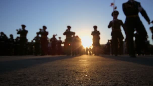 Militært orkester opptrer under paraden – stockvideo