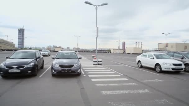 A tető bevásárlóközpont parkoló autók — Stock videók