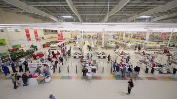 Los clientes realizan compras en Auchan hypermarket — Vídeo de stock