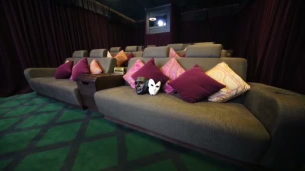 Sala de cine con máscaras teatrales — Vídeo de stock