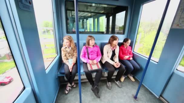 Négy lányok ülnek a vonat — Stock videók