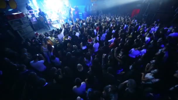 Arash konser Sahne Alanı'nda seyirci — Stok video