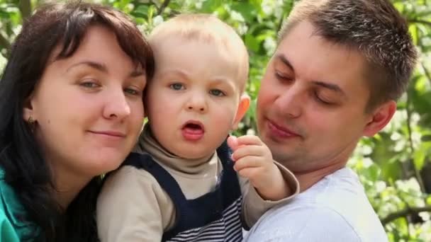 Eltern lächeln mit Sohn — Stockvideo