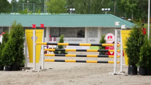 Desportista a cavalo salta sobre barreira — Vídeo de Stock