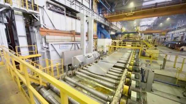 Aluminum sheet moves on rolling mill — Stock Video