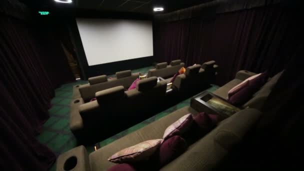 Spezieller Saal mit weichen Sofas im Kino — Stockvideo