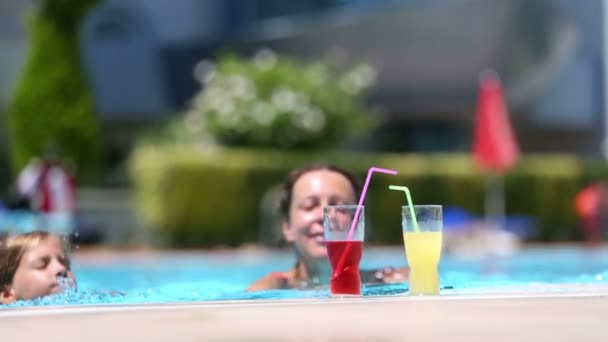 Madre e hija nadando en la piscina — Vídeos de Stock