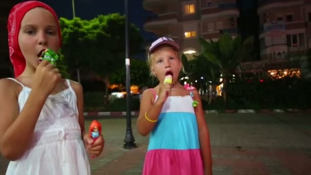 Две девушки едят мороженое — стоковое видео