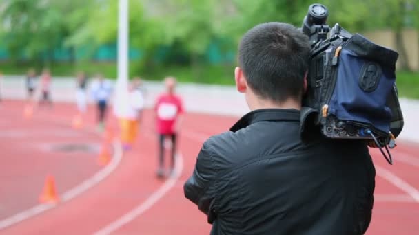 Operatör med kameran poster sportsmen — Stockvideo