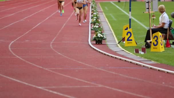 Arrivée de la race féminine — Video