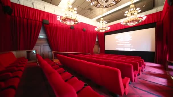 Großer roter Saal im Kino — Stockvideo