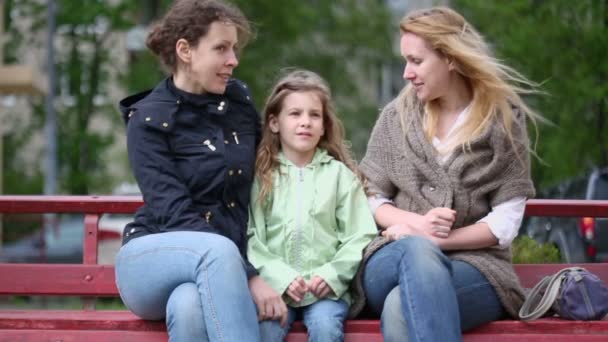Две молодые женщины и маленькая девочка — стоковое видео