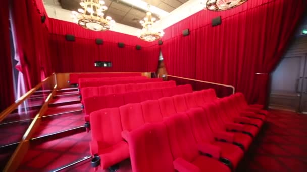 Grande sala con posti a sedere rossi nel cinema — Video Stock