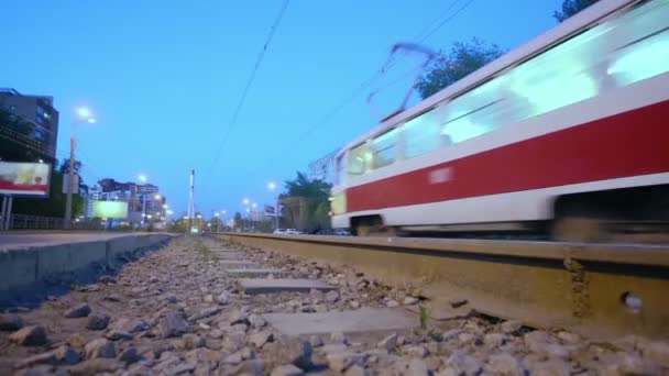 Paseos en tranvía por ferrocarril en la calle de la ciudad — Vídeo de stock