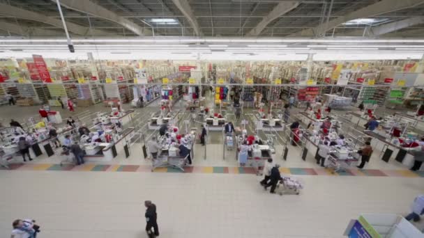 La gente hace compras en Auchan hipermercado — Vídeo de stock