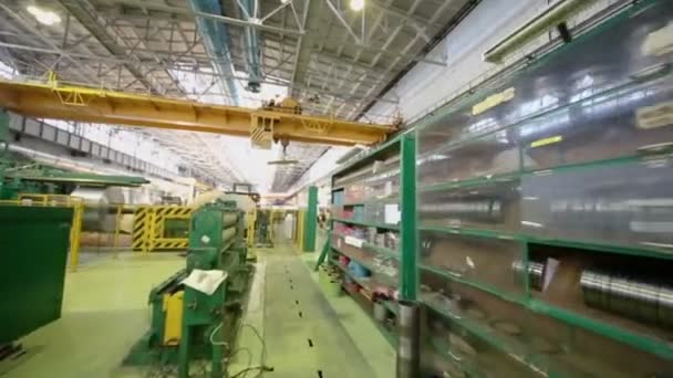 Bridge crane moves in large workshop — Stock Video