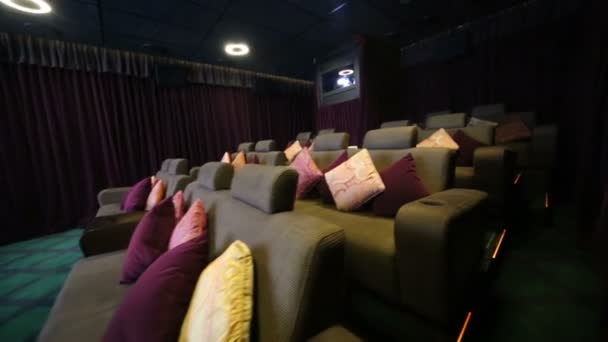 Spezieller Saal mit weichen Sofas im Kino — Stockvideo