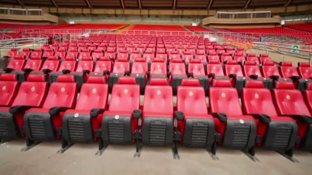 Rader av röda fåtöljer på stadium — Stockvideo