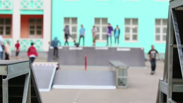 Skateboarder salta da una rampa all'altra — Video Stock