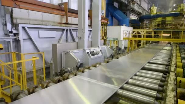 Aluminum sheet moves on pressing machine — Stock Video