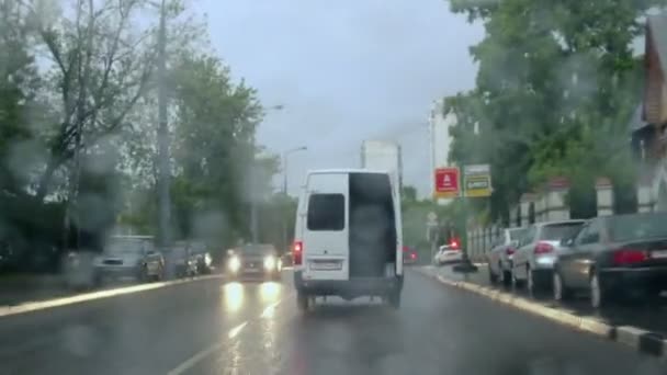 Auto fährt mit offener Hintertür — Stockvideo