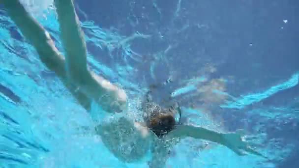 어린 소녀는 파란 수영장에 수영 — 비디오
