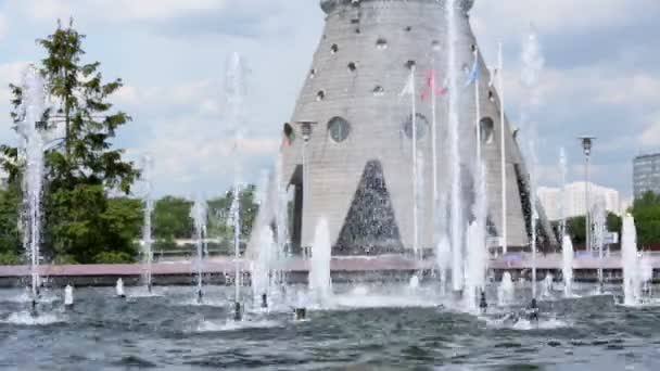 Fontein in de buurt van Ostankino Tv-toren — Stockvideo