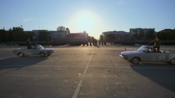 Coches con oficiales cerca de soldados filas — Vídeo de stock