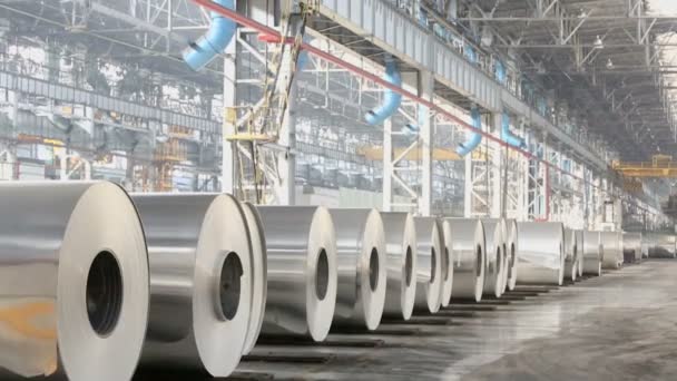 Muchos rollos de aluminio almacenados en el taller — Vídeos de Stock
